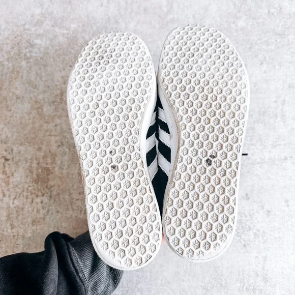 Adidas Black Gazelle Round Toe Sneaker Size 7 - Picture 4 of 5